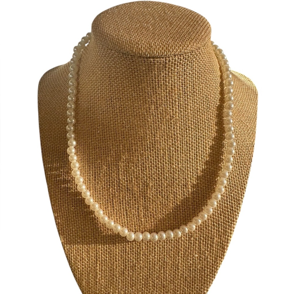 Lightweight Classic Faux Pearl Short Necklace